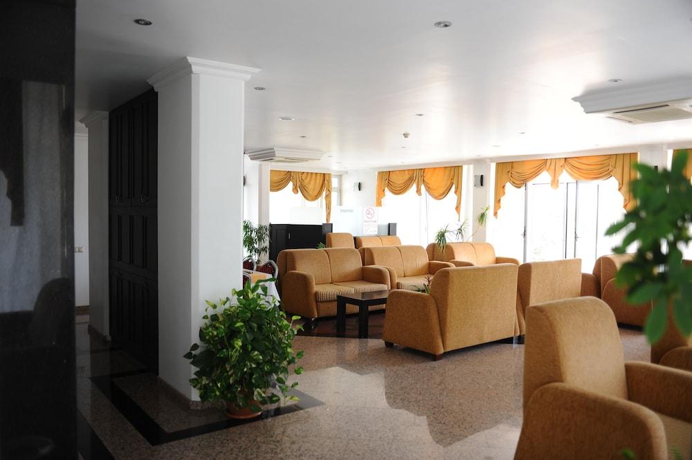 Hotel Royal Hill - Lobby Sitting Area