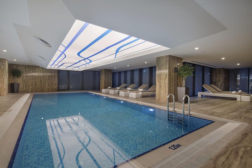 Hilton Garden Inn Istanbul Airport - Indoor Pool