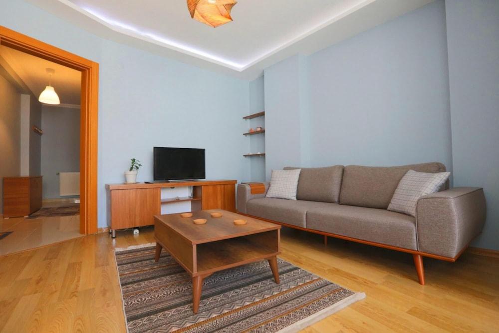 Modern and Stylish Flat With Balcony in Atasehir - Room