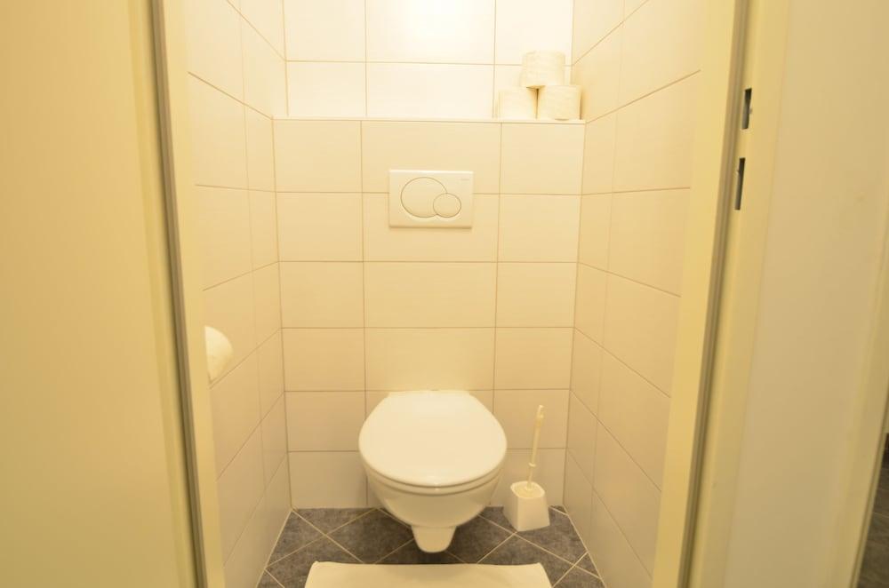 إيه جاي أو فيينا سيمينز - تتوفر إمكانية تسجيل الوصول وتسجيل المغادرة دون تلامس - Bathroom