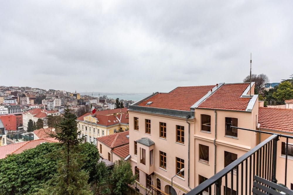 Missafir Historical Flat With Sea View in Beyoglu - Room