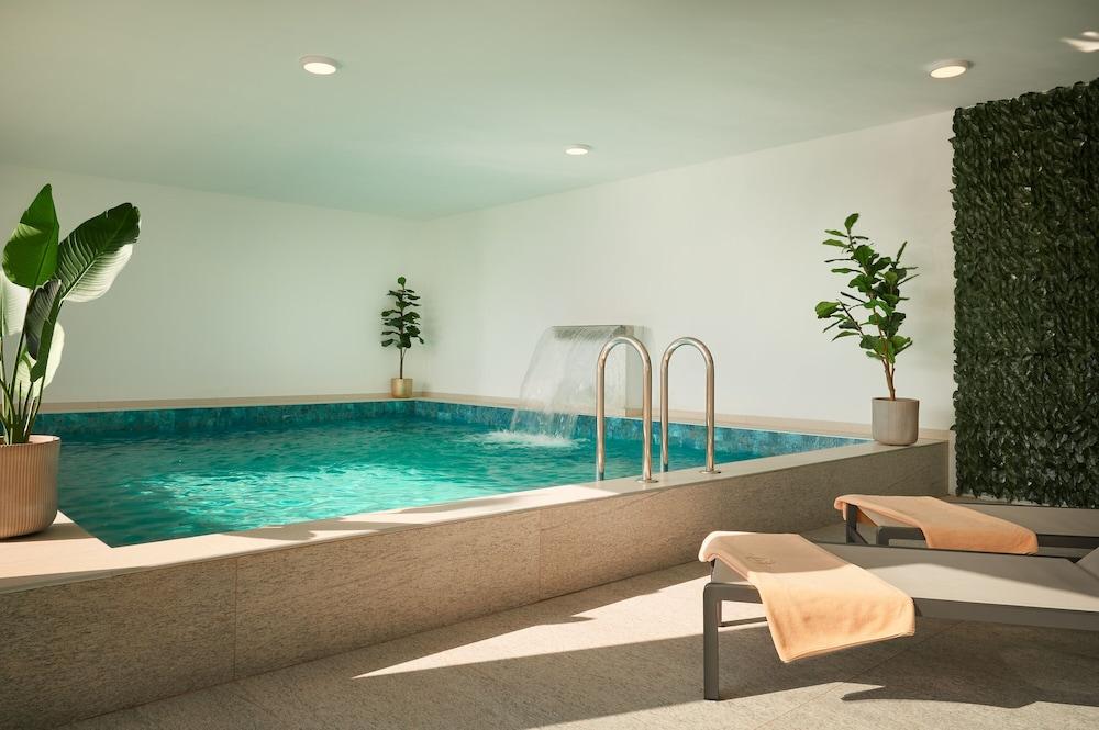 Hotel Moeesy, Blue & Green Oasis - Indoor Pool