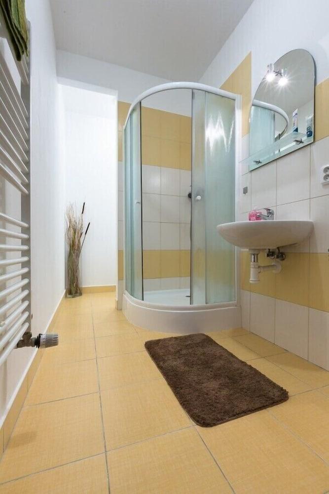 Apartsee living I. - Bathroom Shower