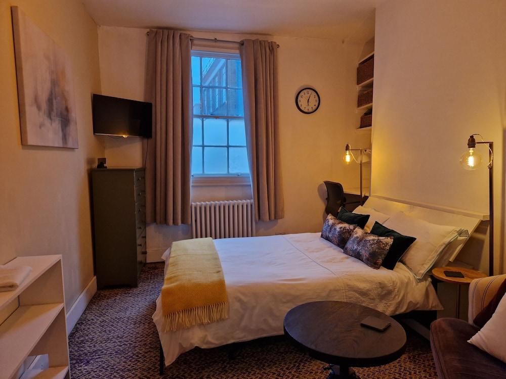 شقة إستوديو رائعة ومريحة بسرير واحد قابل للطي في الجدار في شمال غرب لندن - Featured Image