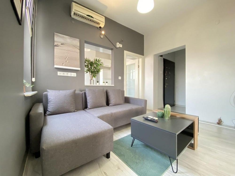 Central and Stylish Flat in the Heart of Kad k y - Room