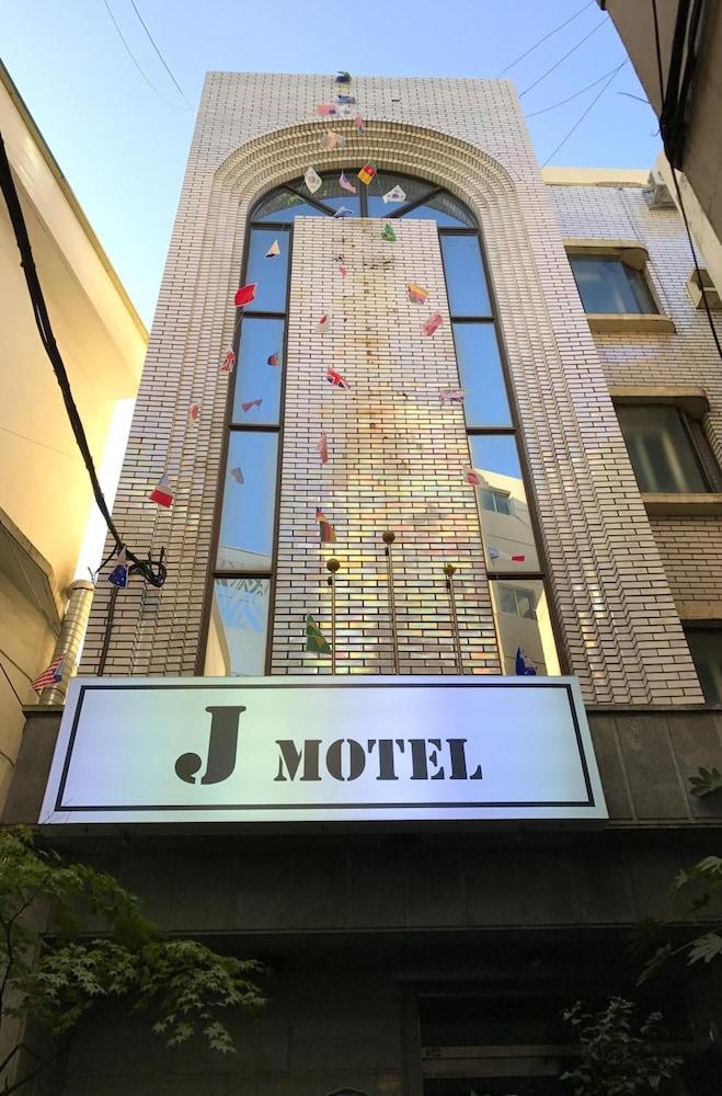 J Motel - Exterior