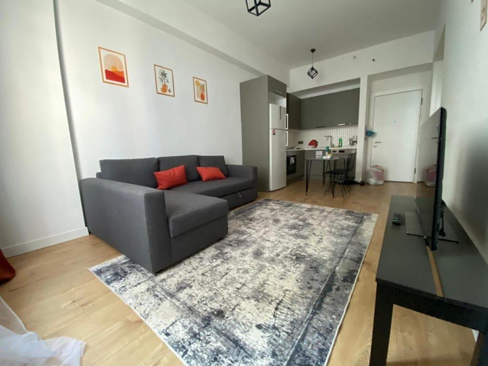 Comfy Flat With Central Location in Fikirtepe - Room