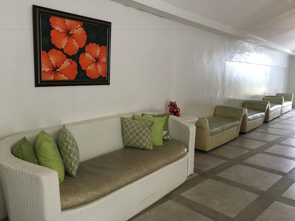 Casa Pilar Beach Resort - Lobby Sitting Area