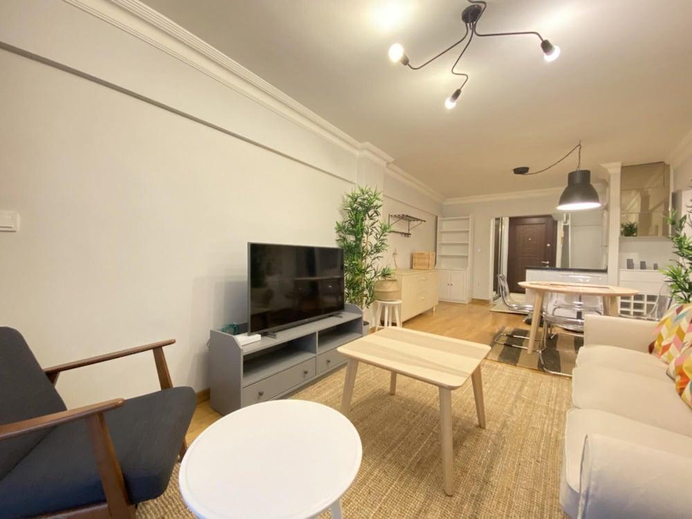 Charming and Central Flat With Balcony in Beyoglu - Room