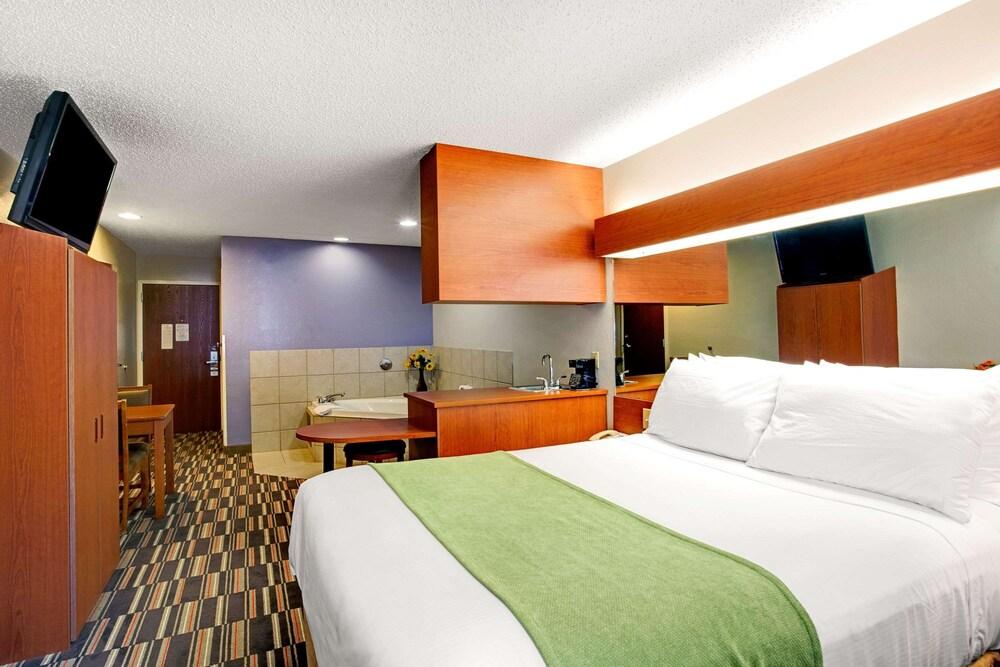 Microtel Inn & Suites by Wyndham Cherokee - Room