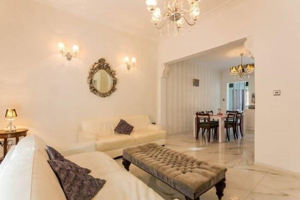 Vallettastay Golden Seed - Living Room
