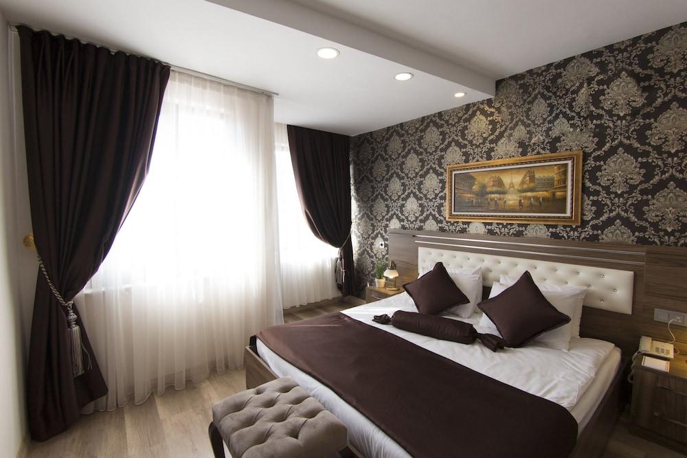 A Palace Hotel & Suites - Room