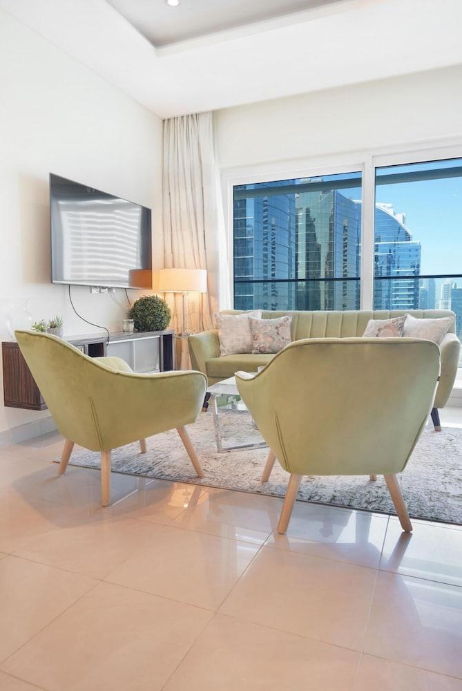 Bright and Stylish 1BR in JLT - Room