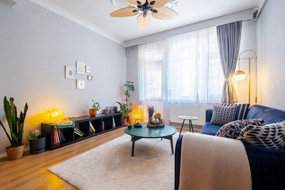 Eclectic Flat Near Metro With Terrace in Kadikoy - Room