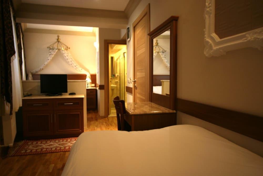 Grand Peninsula Hotel - Room