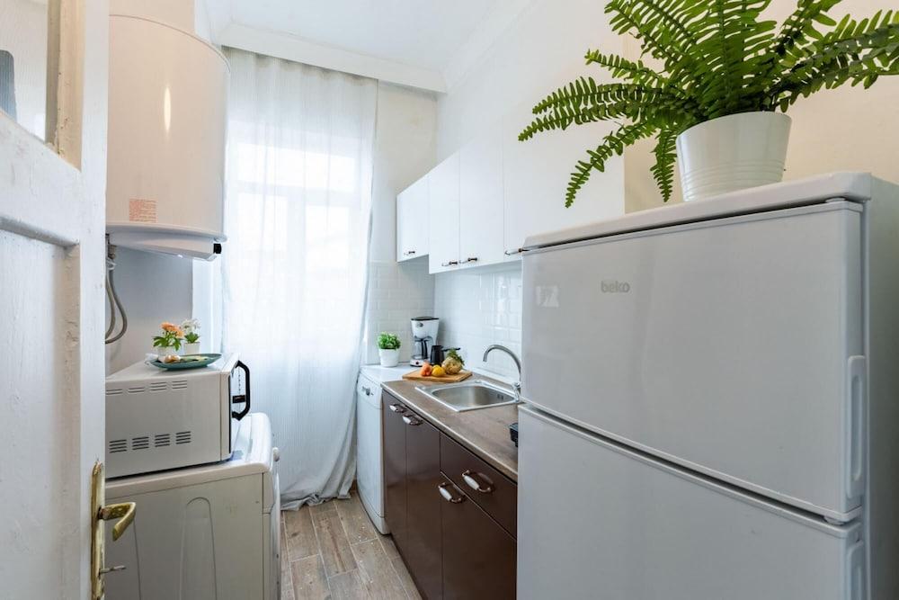 Colorful Flat With Excellent Location Near Trendy Attractions in Kadikoy - Room