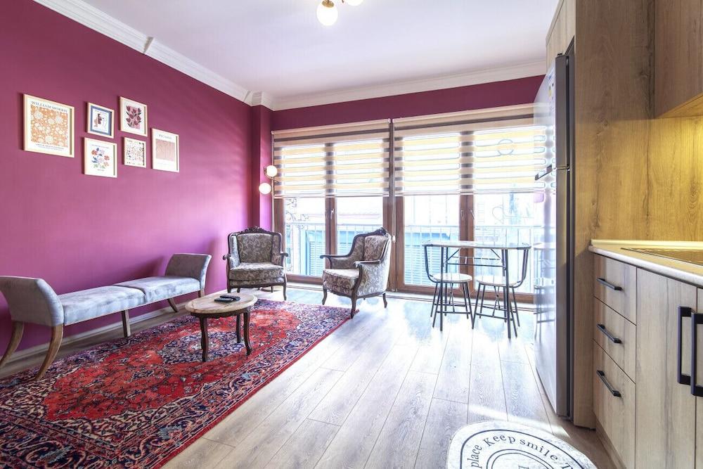 Charming Flat Near Kennedy Avenue in Fatih - Featured Image