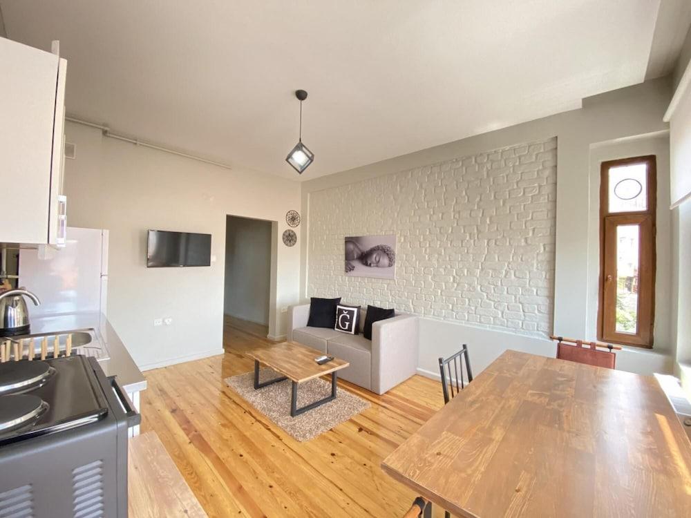 Central Flat With a Shared Terrace in Beyoglu - Room