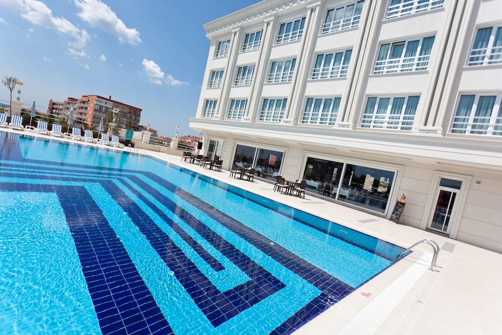 Mercia Hotels & Resorts - Outdoor Pool