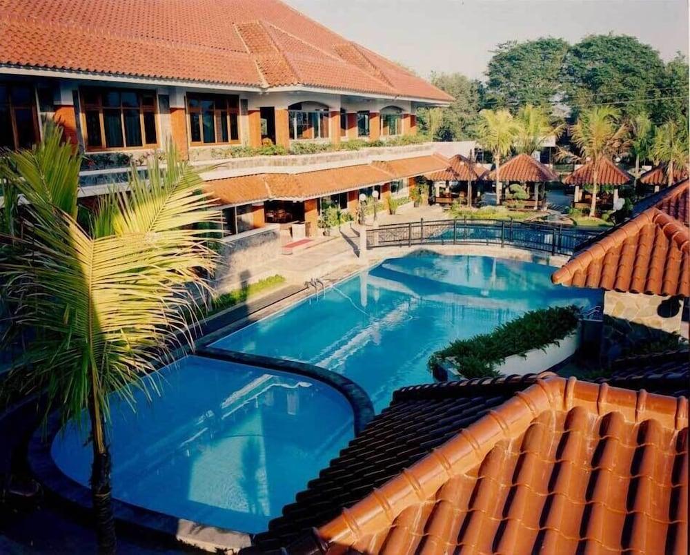 Pondok Serrata Convention, Boutique & Tourist Hotel - Outdoor Pool
