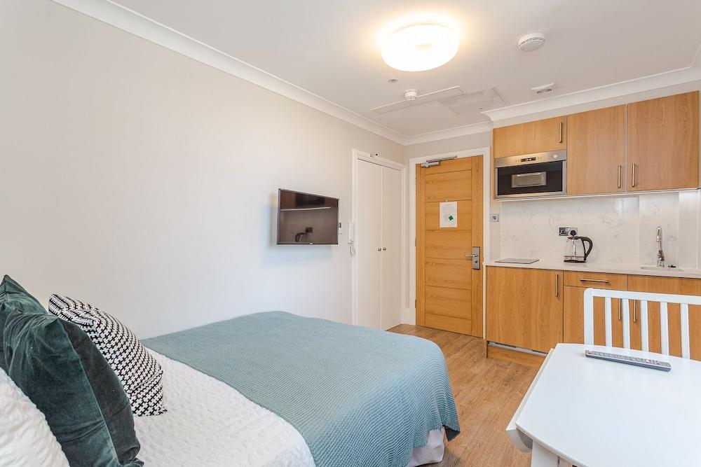 Courtfield Apartments - Room