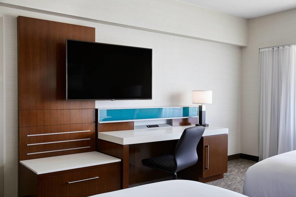 Delta Hotels by Marriott Phoenix Mesa - Room