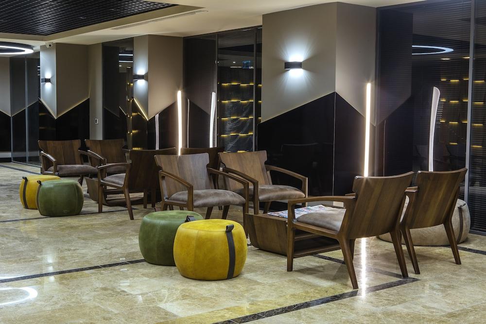 The City Suites - Lobby Sitting Area