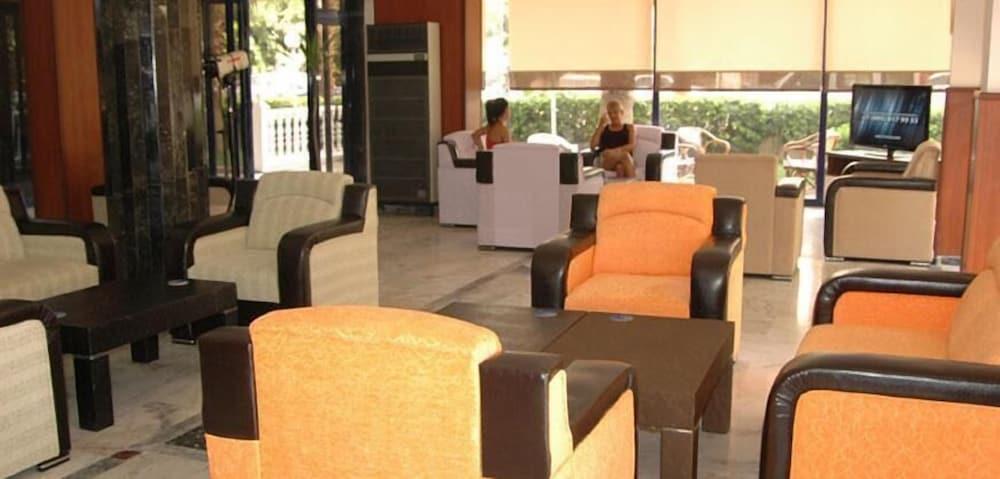 Zel Hotel - Lobby Sitting Area