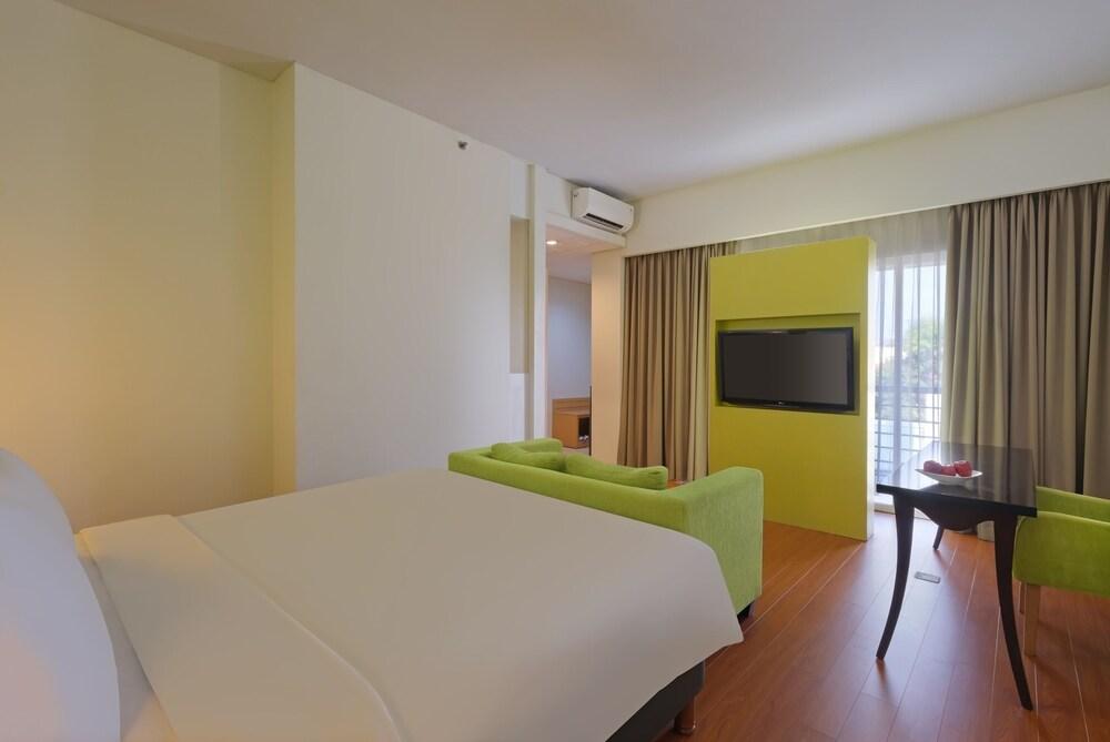 Quest Hotel Simpang Lima - Semarang by ASTON - Room