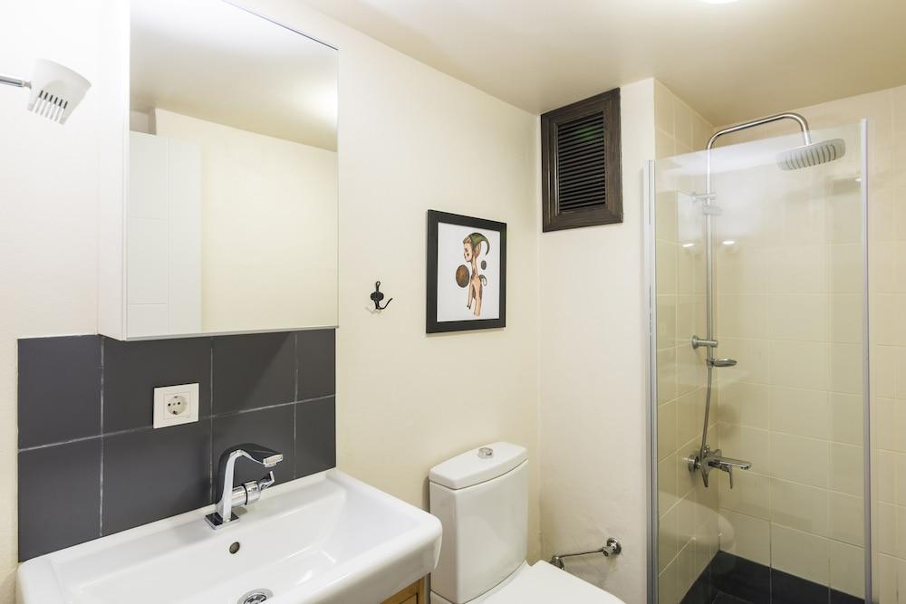 Spotless Flat in Central - Bathroom