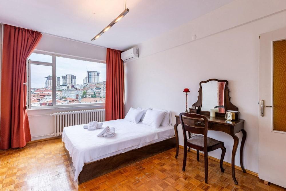 Eclectic and Cenral Flat With City View in Sisli - Room