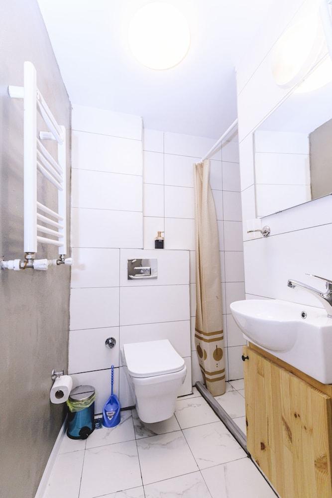 Stylish Private Room at the Taksim - Bathroom
