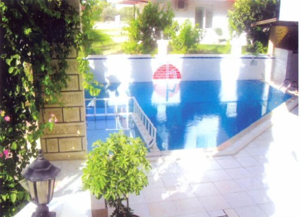 Isinda Hotel - Outdoor Pool