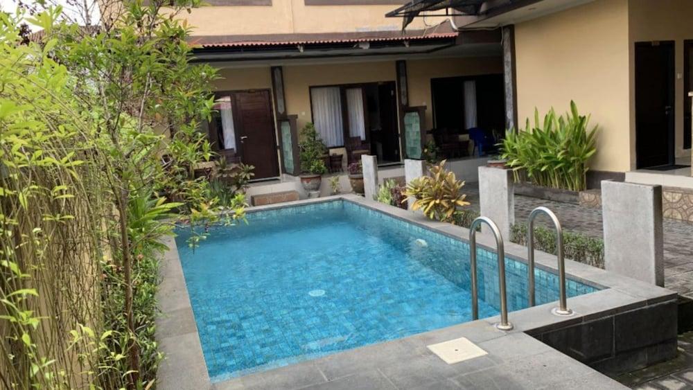 Taxa Uma Guest House - Outdoor Pool