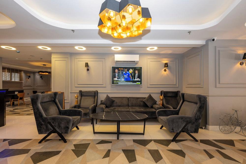 Comfort Suites Hotel - Lobby Sitting Area