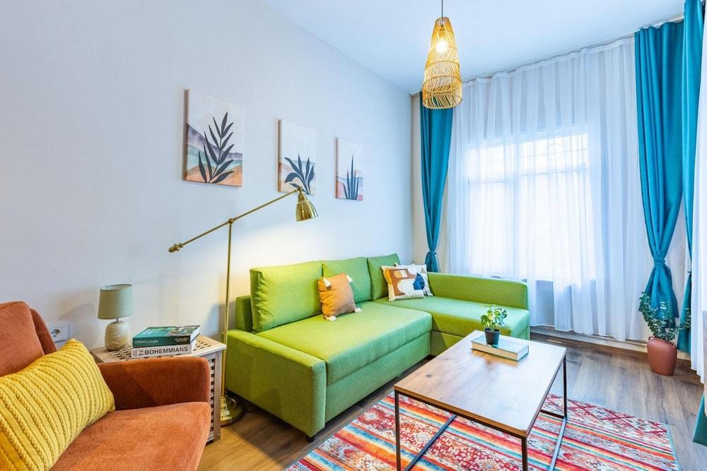 Central and Stylish Flat Near Istiklal Street - Room
