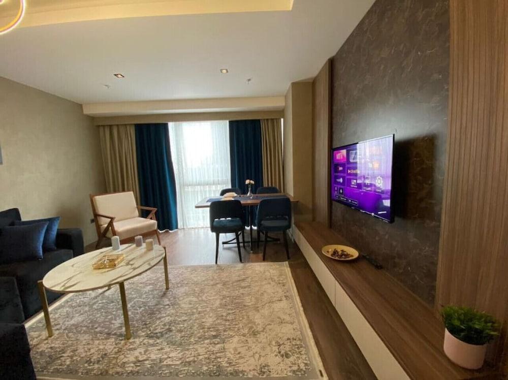 Stylish Suite - Near Mall of Istanbul - Room
