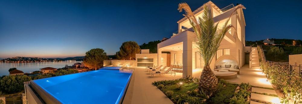 Luxury Villa Carpe Diem Paradise - Featured Image
