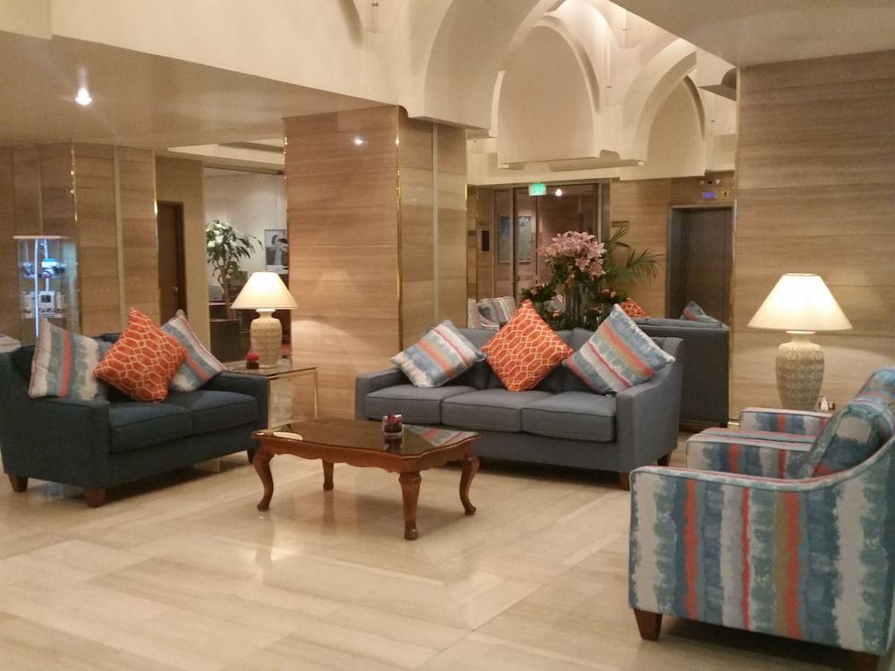 Treffen House next to Msheireb Metro Station and Souq Waqif - Lobby Sitting Area