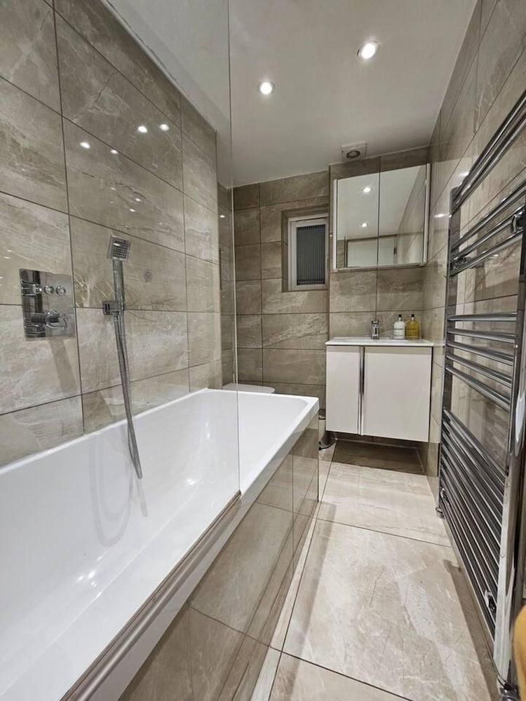 Cosy 1-bed Apartment in London, Alexandra Palace - Bathroom