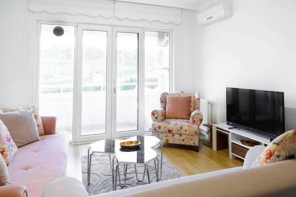 Cozy Flat Near the Istanbul Airport in Bahcesehir - Room