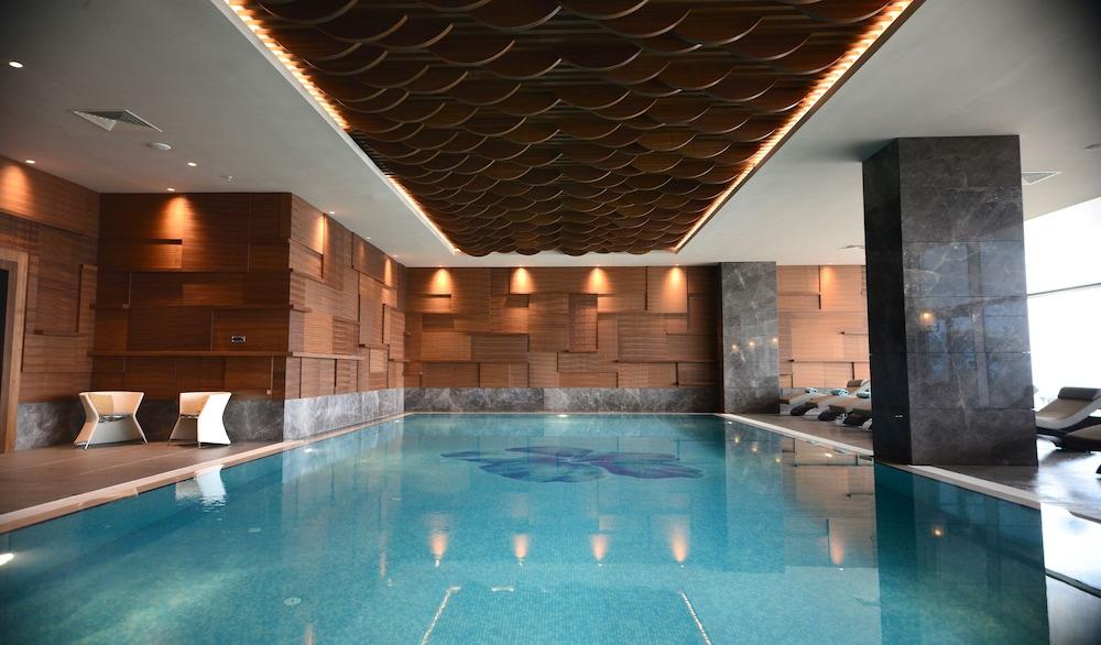 Wyndham Grand Istanbul Levent - Indoor Pool