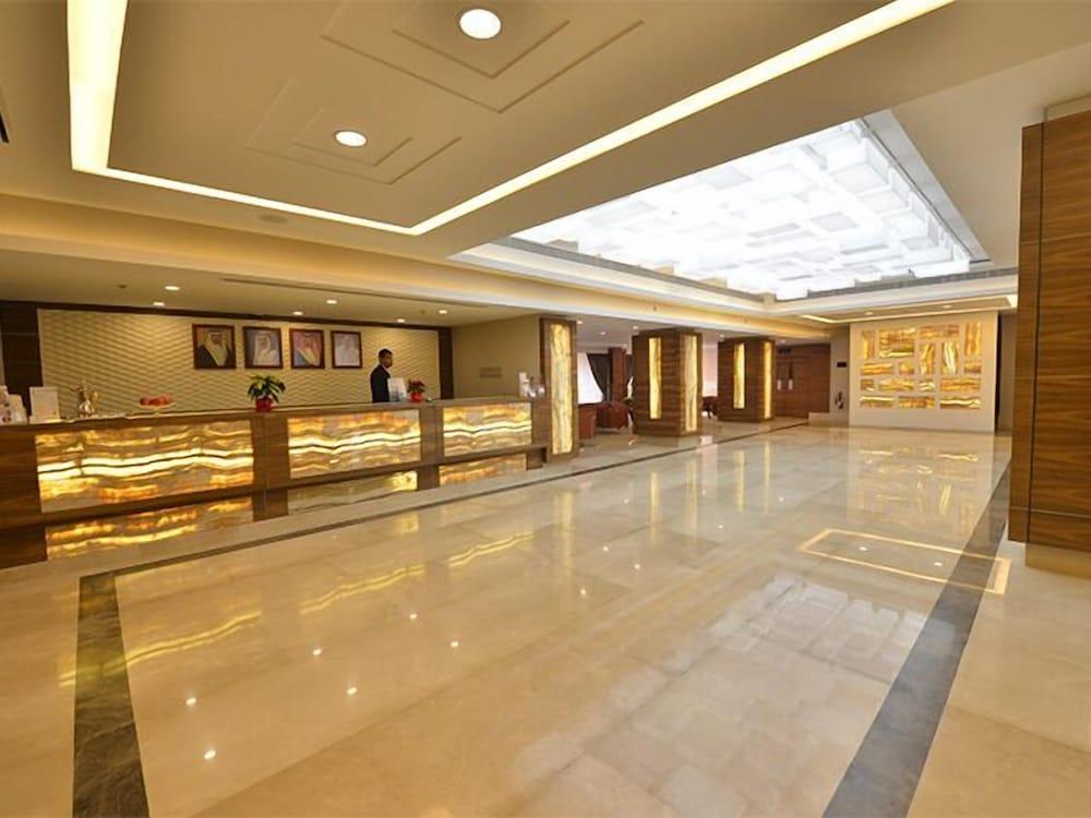 رامادا باي ويندام البحرين - Interior Entrance