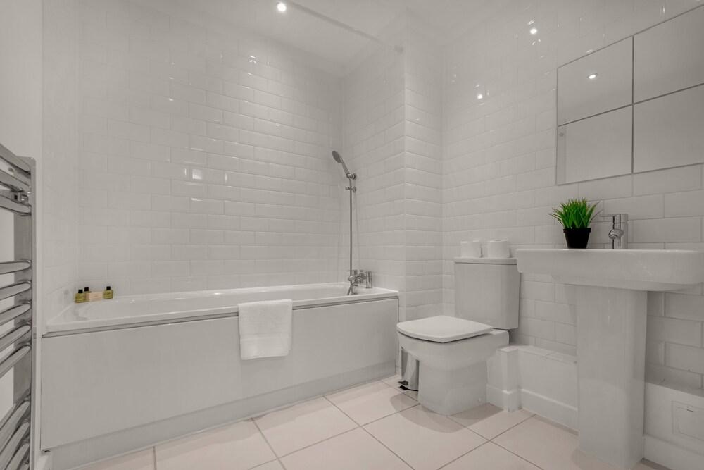 Greenwich Serviced Apartments-MySquare - Bathroom