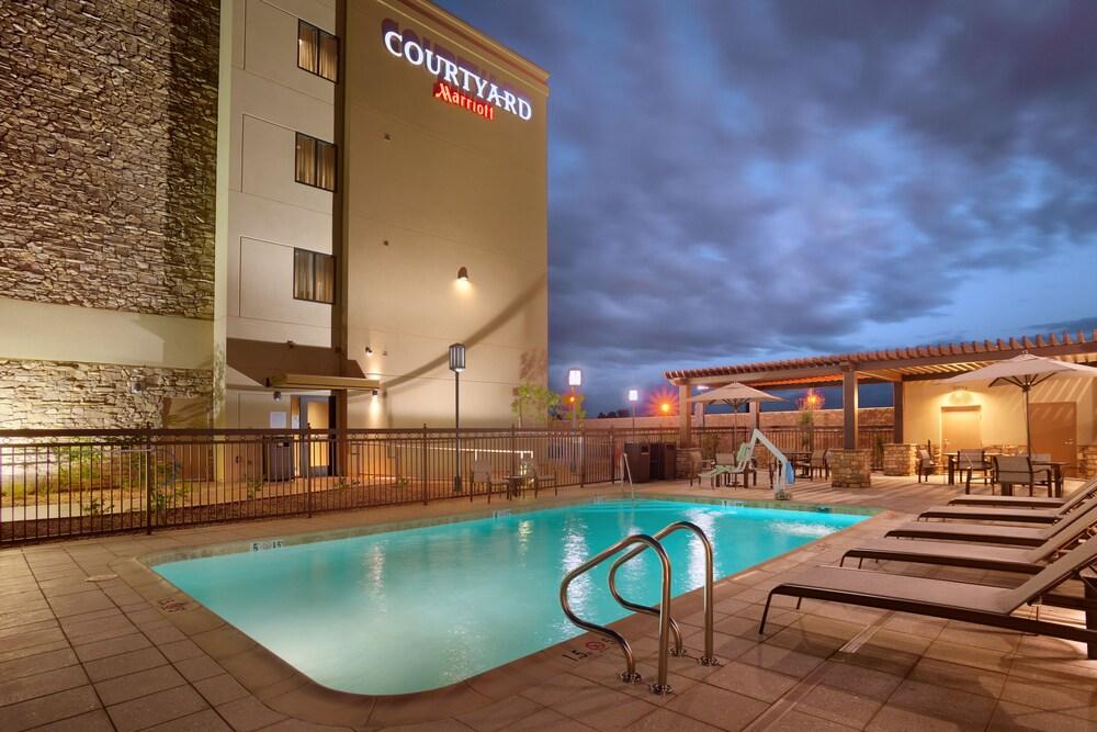 Courtyard Phoenix Mesa Gateway Airport - Outdoor Pool
