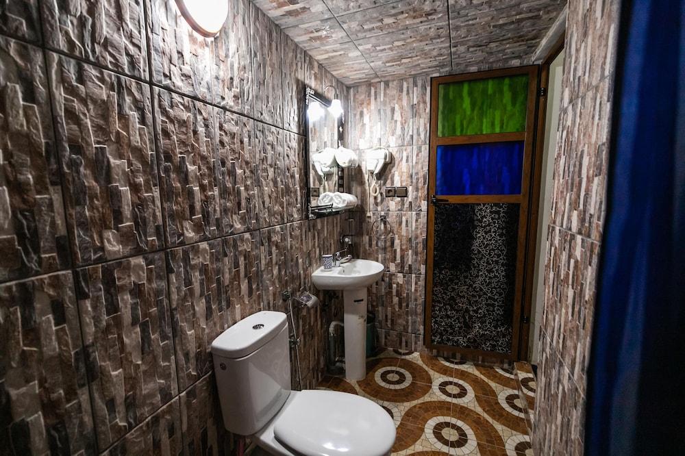 Dar El Aamouri - Bathroom