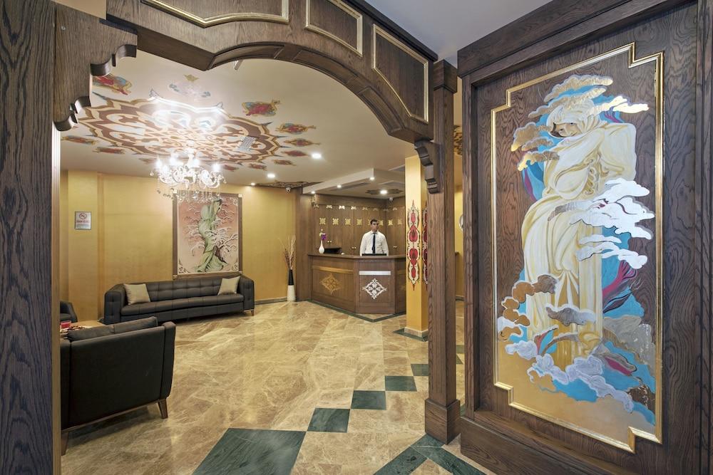 Perapolis Hotel - Interior Entrance