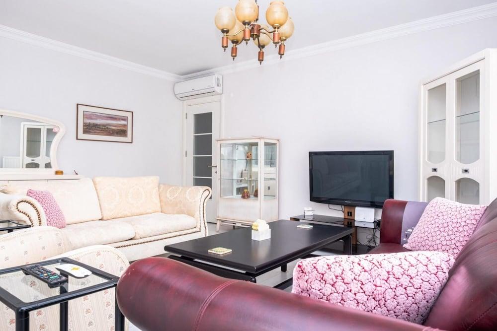 Central Flat Near Trendy Attractions in Kadikoy - Featured Image