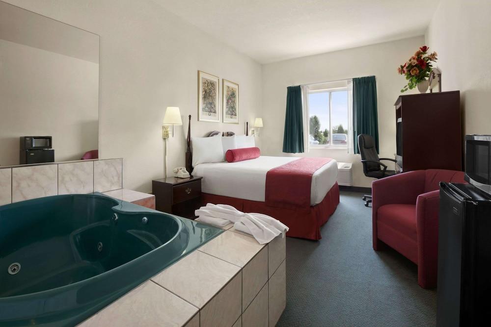 Days Inn & Suites by Wyndham Romeoville - Room