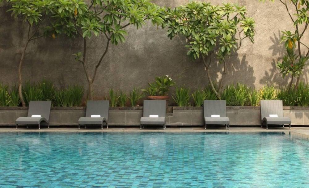 Hotel Santika Premiere Semarang - Outdoor Pool